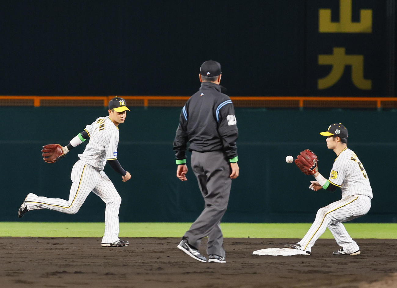 阪神対オリックス　5回表オリックス無死一、三塁、広岡の遊ゴロで木浪（左）から二塁中野にトスする。併殺が取れず、その間に勝ち越しを許す（撮影・藤尾明華）