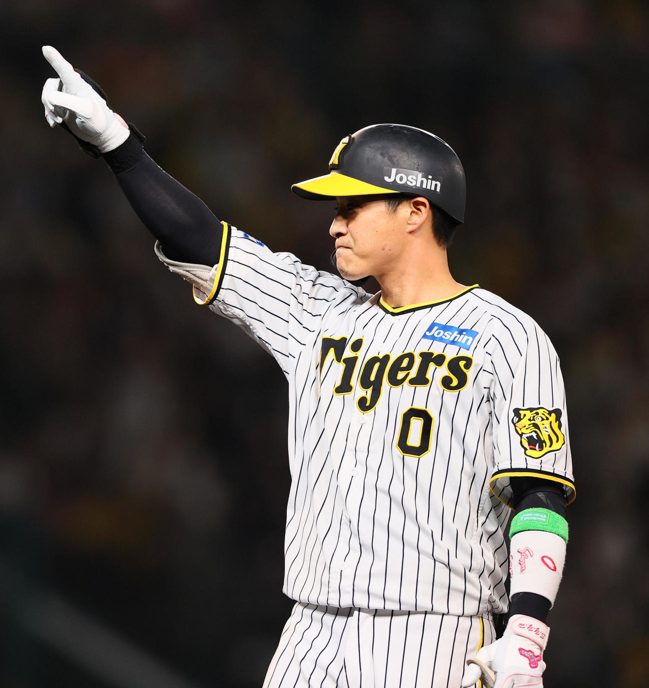 阪神対オリックス　5回裏阪神1死、木浪は右前打を放ちベンチへポーズ（撮影・上山淳一）
