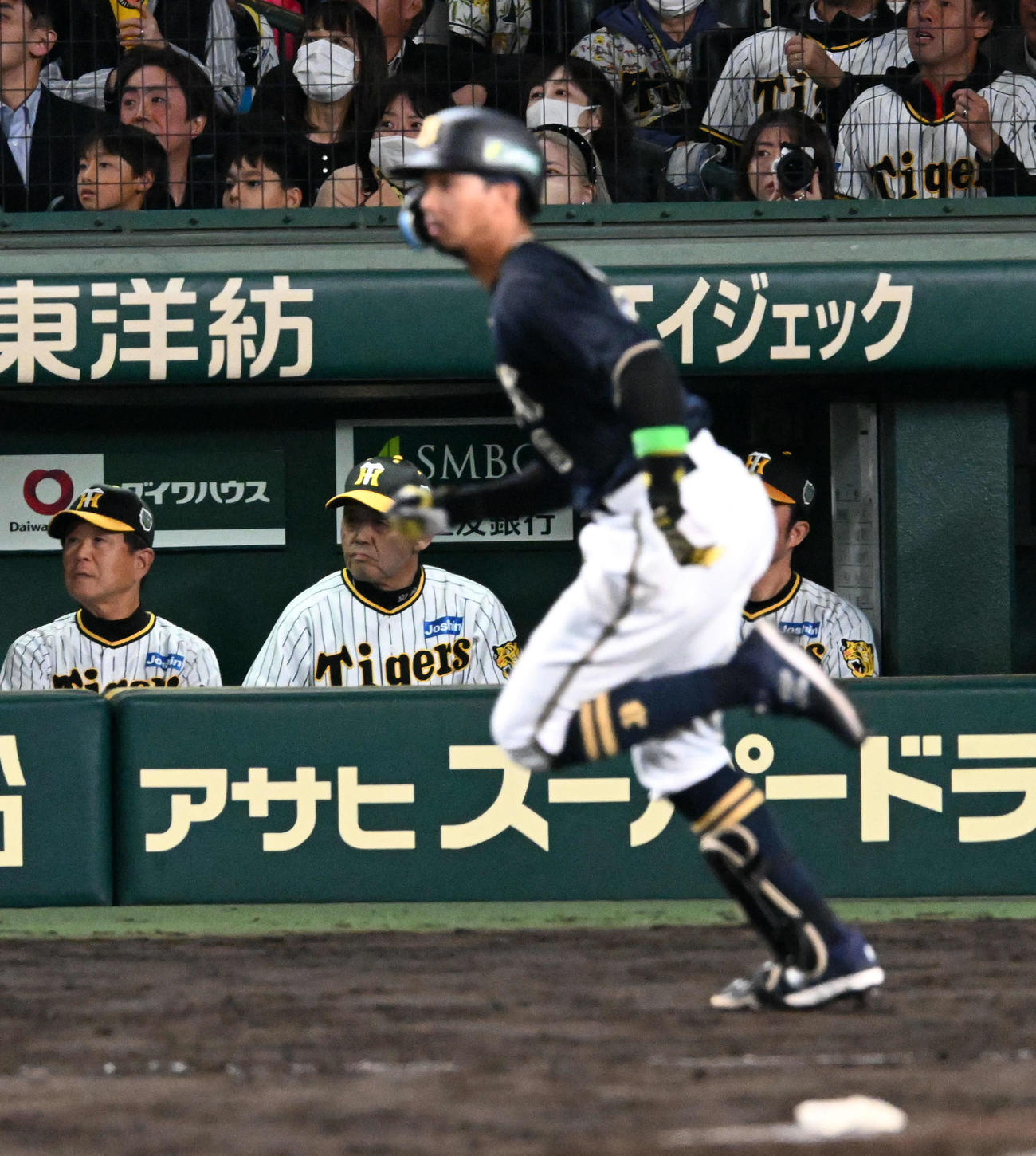 阪神対オリックス　5回表オリックス2死一、二塁、宗が放った中適時2点二塁打の打球を見る岡田監督（撮影・前岡正明）