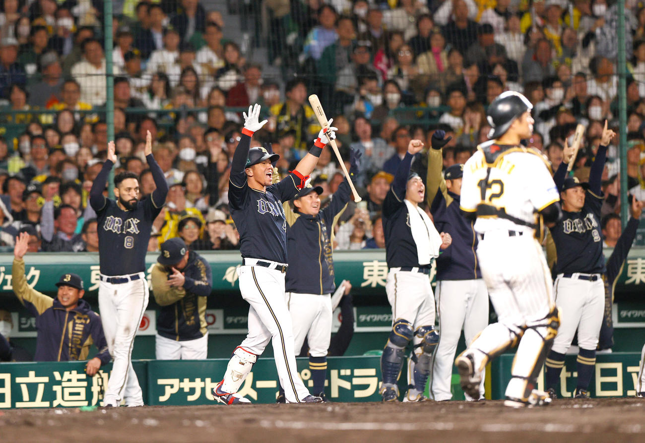 阪神対オリックス　5回表オリックス2死一、二塁、宗の2点適時二塁打を喜ぶ頓宮（中央）ら（撮影・上山淳一）