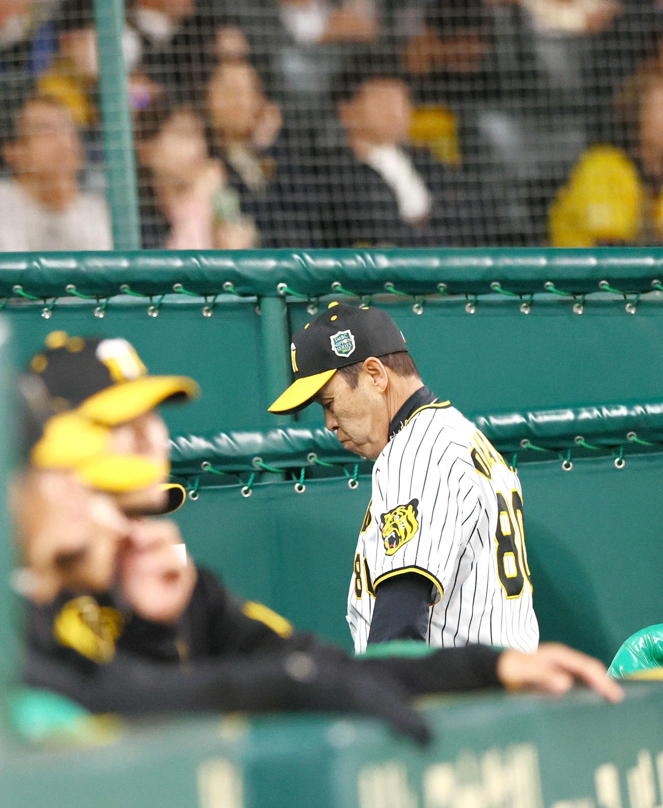 阪神対オリックス　8回裏終了後、阪神岡田監督は選手交代を告げベンチへ戻る（撮影・上山淳一）