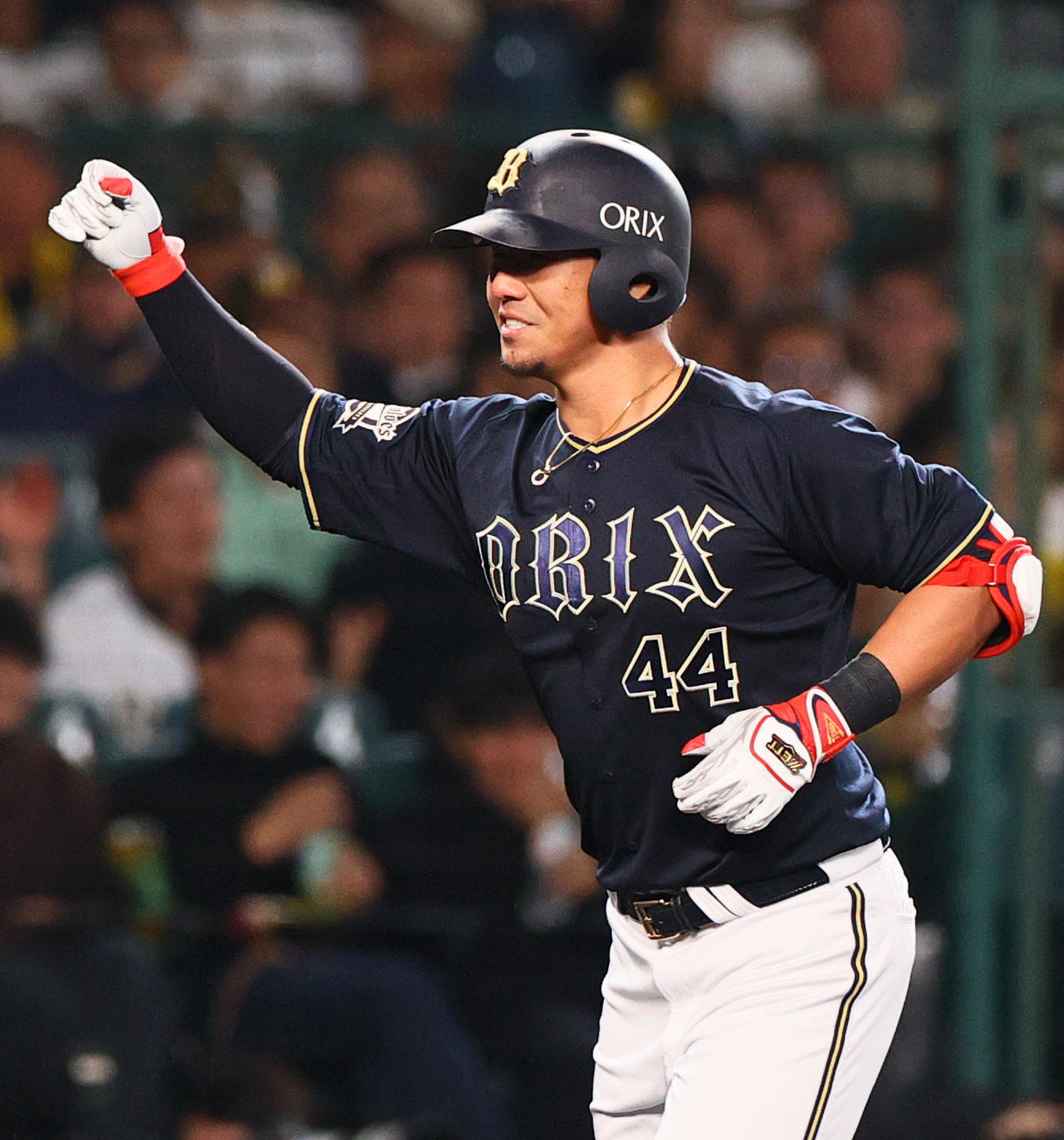 阪神対オリックス　4回表オリックス2死、頓宮は中越えソロ本塁打を放ちガッツポーズする（撮影・上山淳一）