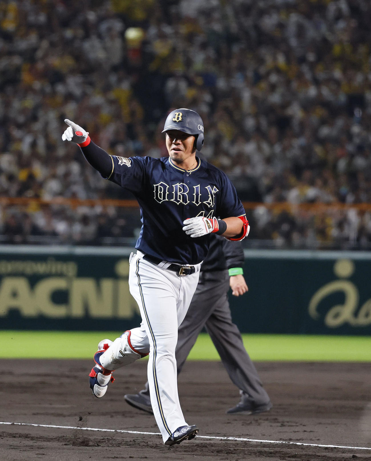 阪神対オリックス　4回表オリックス2死、左中間に同点ソロ本塁打を放ちベンチを指さす頓宮（撮影・藤尾明華）
