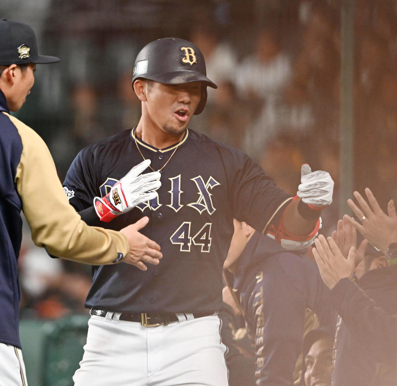阪神対オリックス　4回表オリックス2死、中越え本塁打を放った頓宮はベンチ前で「ホイサー」（撮影・和賀正仁）
