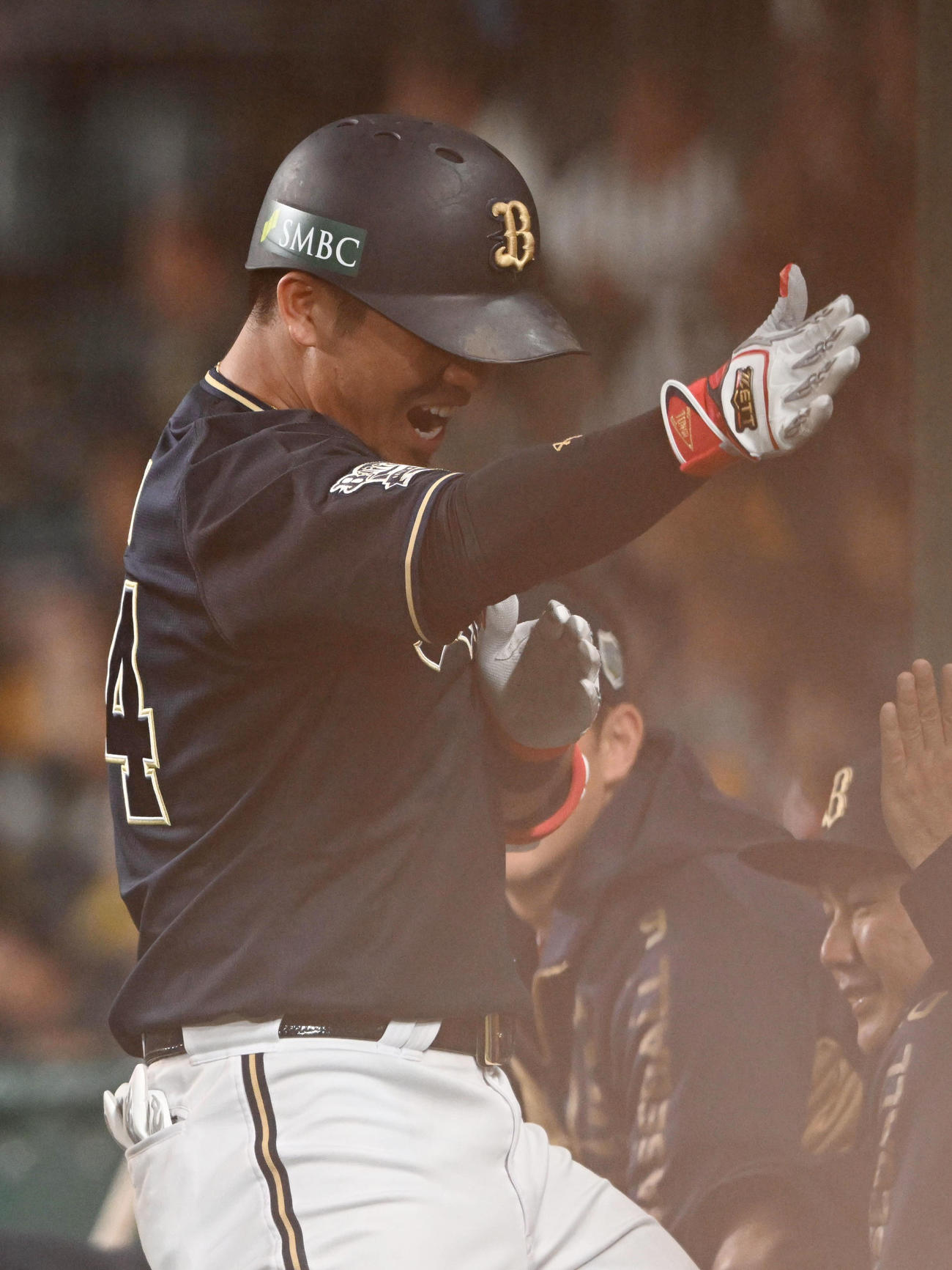 阪神対オリックス　4回表オリックス2死、中越え本塁打を放った頓宮はベンチ前で「ホイサー」（撮影・和賀正仁）