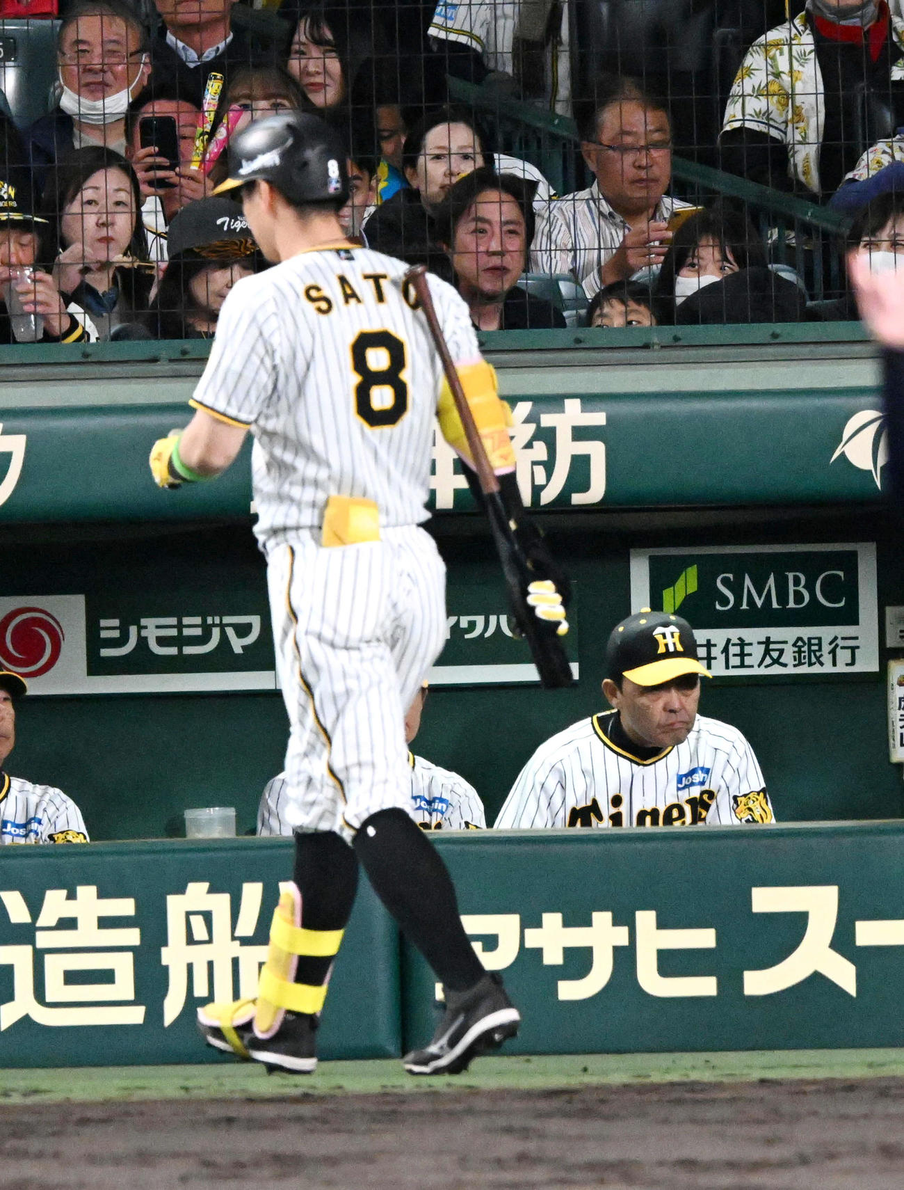 阪神対オリックス　2回裏阪神無死一塁、佐藤輝（左）が空振り三振に倒れ厳しい表情の岡田監督（撮影・前岡正明）