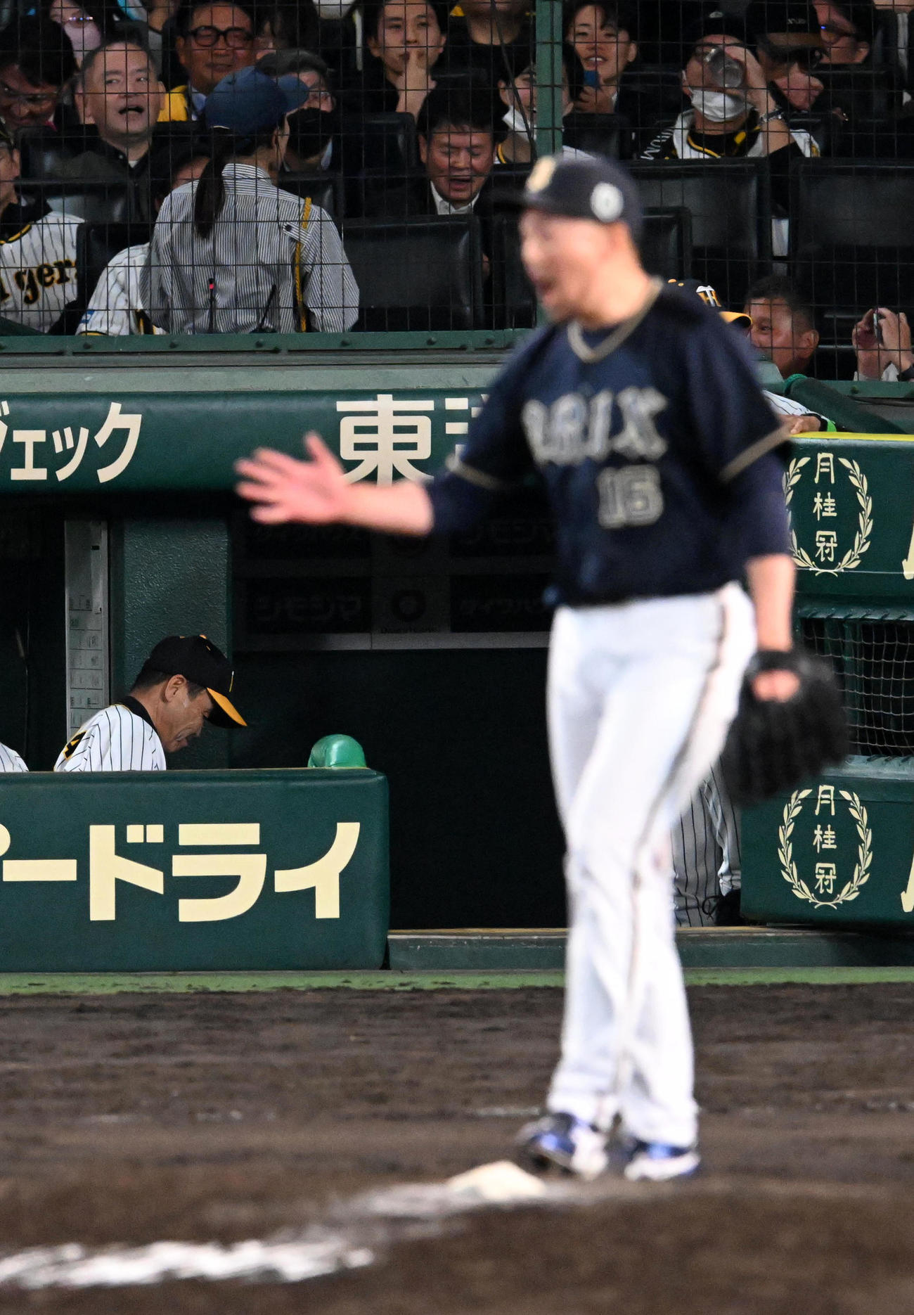阪神対オリックス　オリックスに敗れ引き揚げる岡田監督（撮影・前岡正明）
