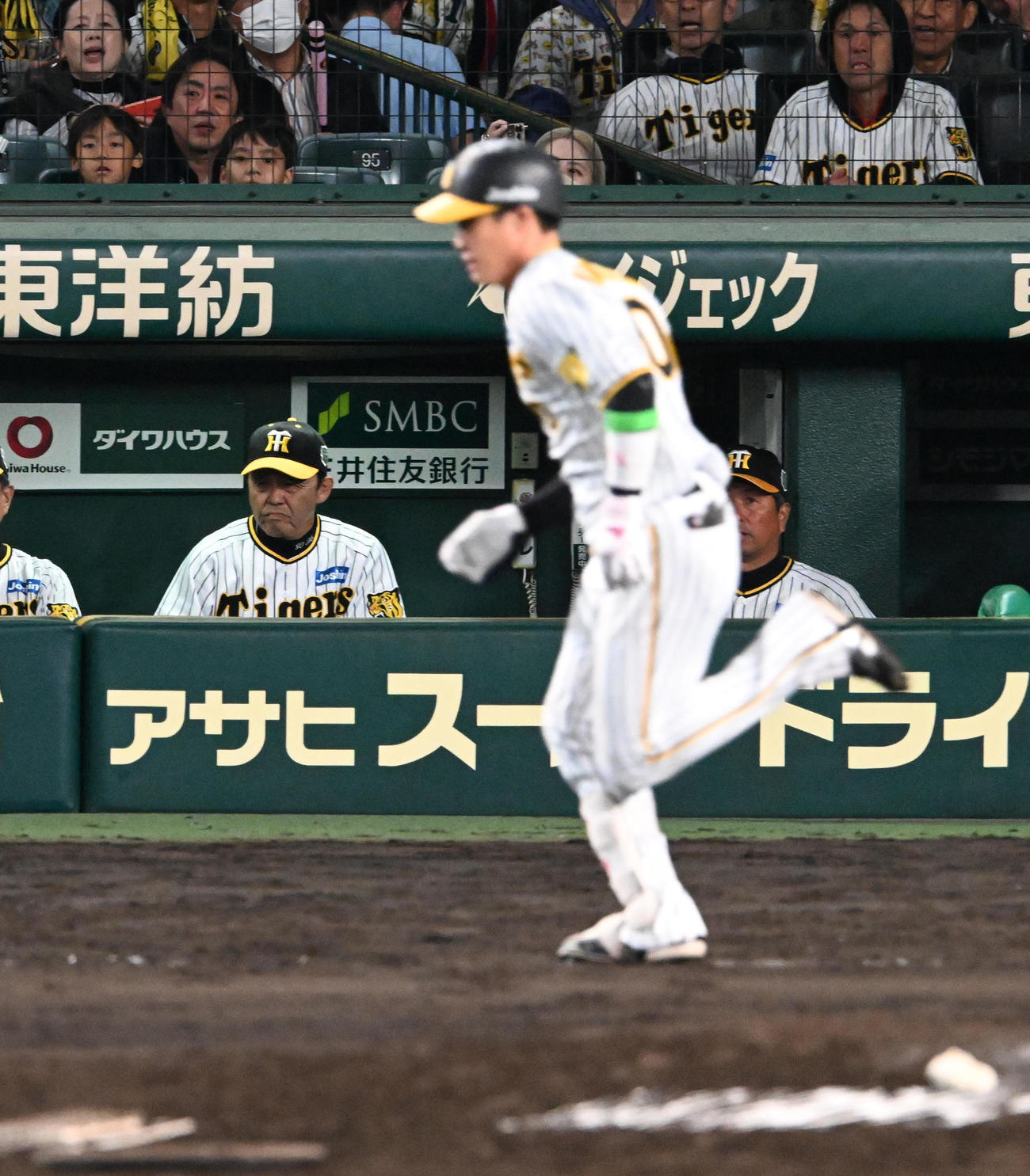 阪神対オリックス　8回裏阪神2死二塁、木浪が空振り三振に倒れ厳しい表情の岡田監督（撮影・前岡正明）