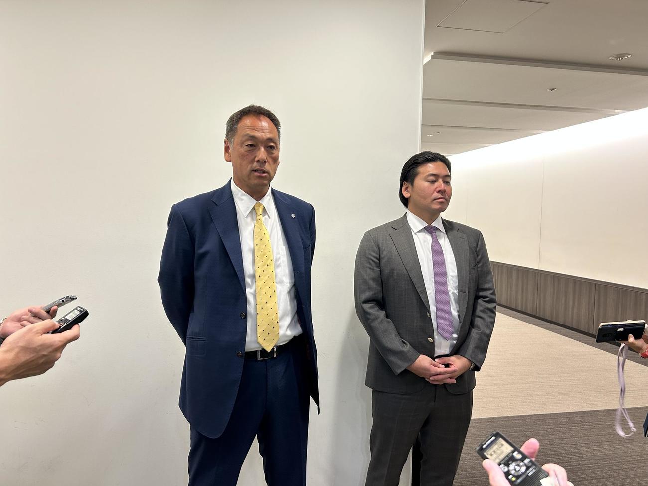 保留制度検討委員会を終えたプロ野球選手会の会沢会長（右）と森事務局長（撮影・古川真弥）