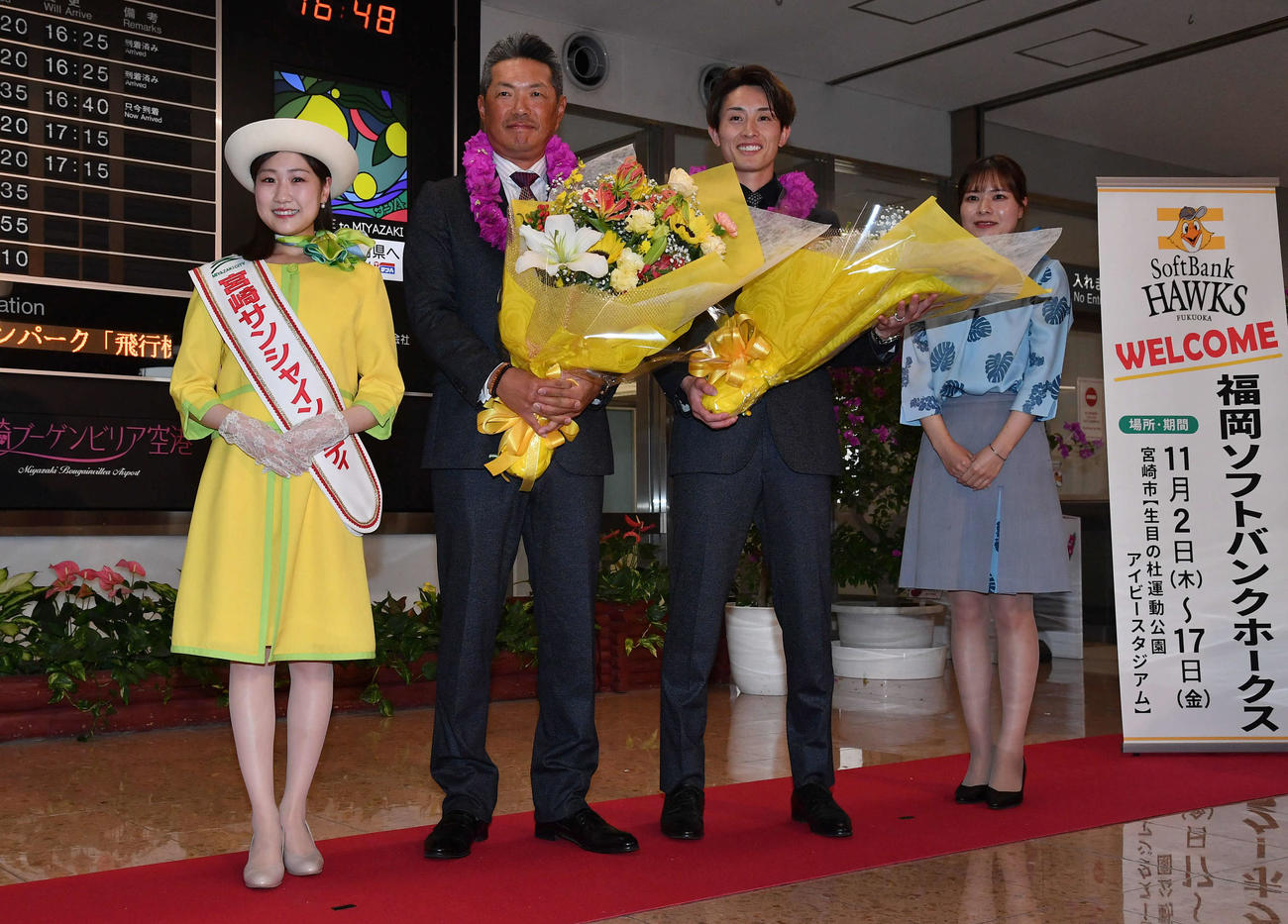 宮崎空港に到着し、歓迎セレモニーを受ける小久保監督（左から2人目）と周東（撮影・岩下翔太）