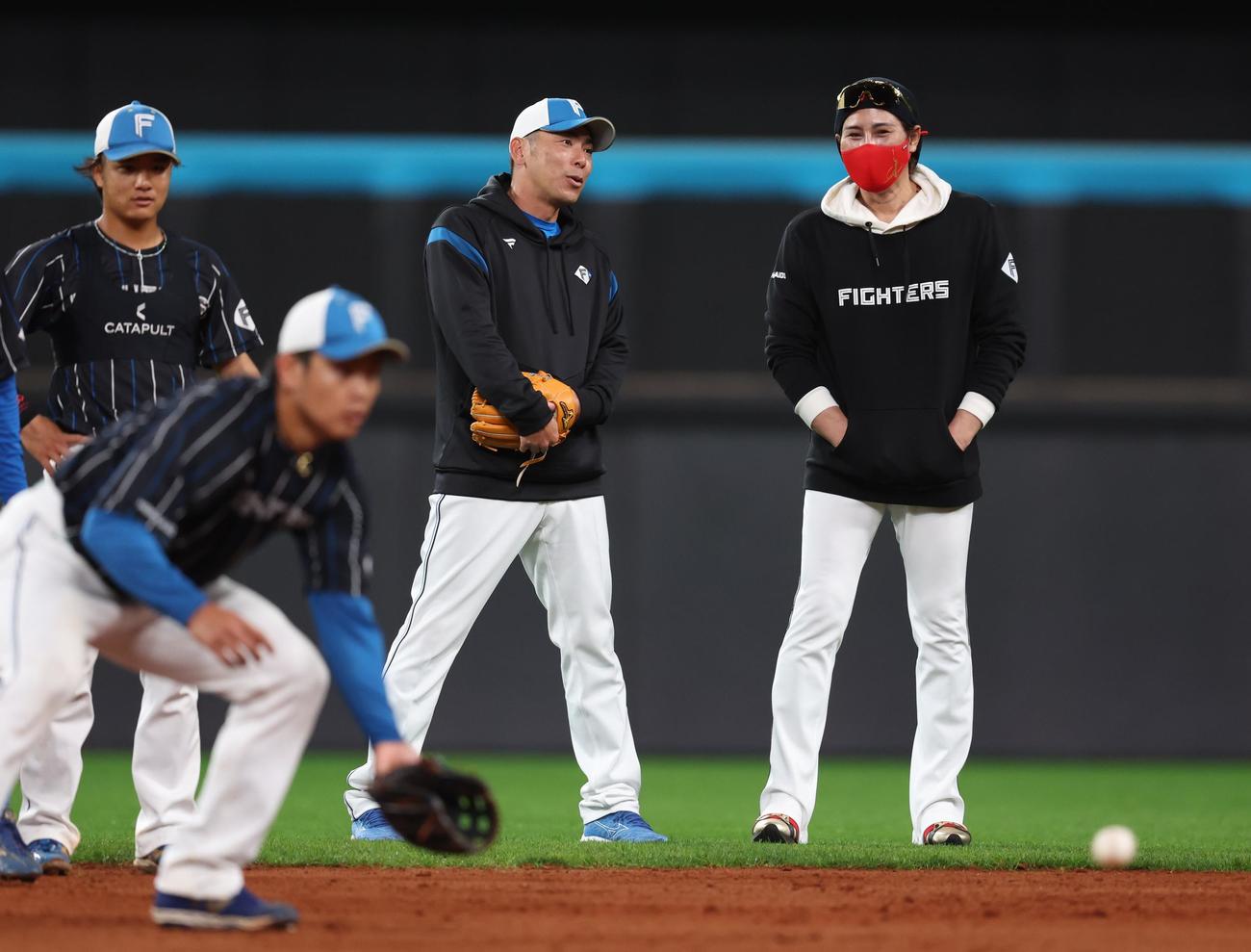 日本ハムの秋季キャンプで新庄監督（右）と話す荒木臨時コーチ（撮影・黒川智章）