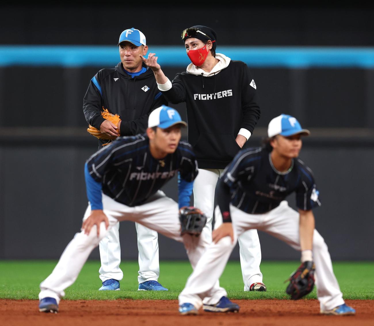 日本ハムの秋季キャンプで新庄監督（右）と話す荒木臨時コーチ（撮影・黒川智章）
