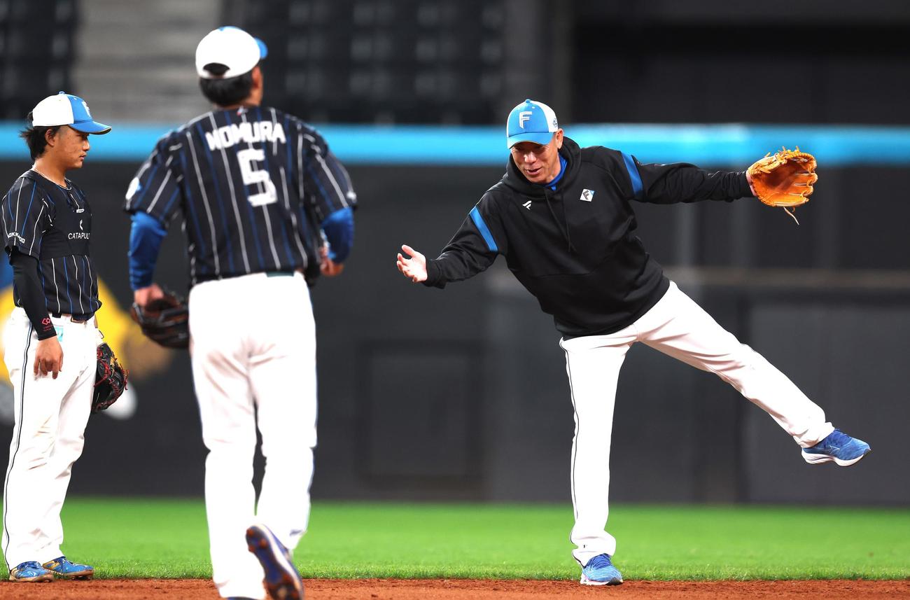 日本ハムの秋季キャンプで選手に指導する荒木臨時コーチ（撮影・黒川智章）