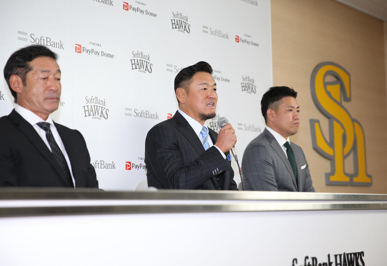 入団会見で復帰の思いを語る倉野新1軍投手コーチ（チーフ）兼ヘッドコーディネーター（中央）（撮影・冨田成美）