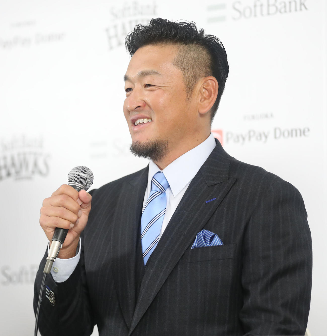 入団会見で笑顔を見せる倉野新1軍投手コーチ（チーフ）兼ヘッドコーディネーター（撮影・冨田成美）