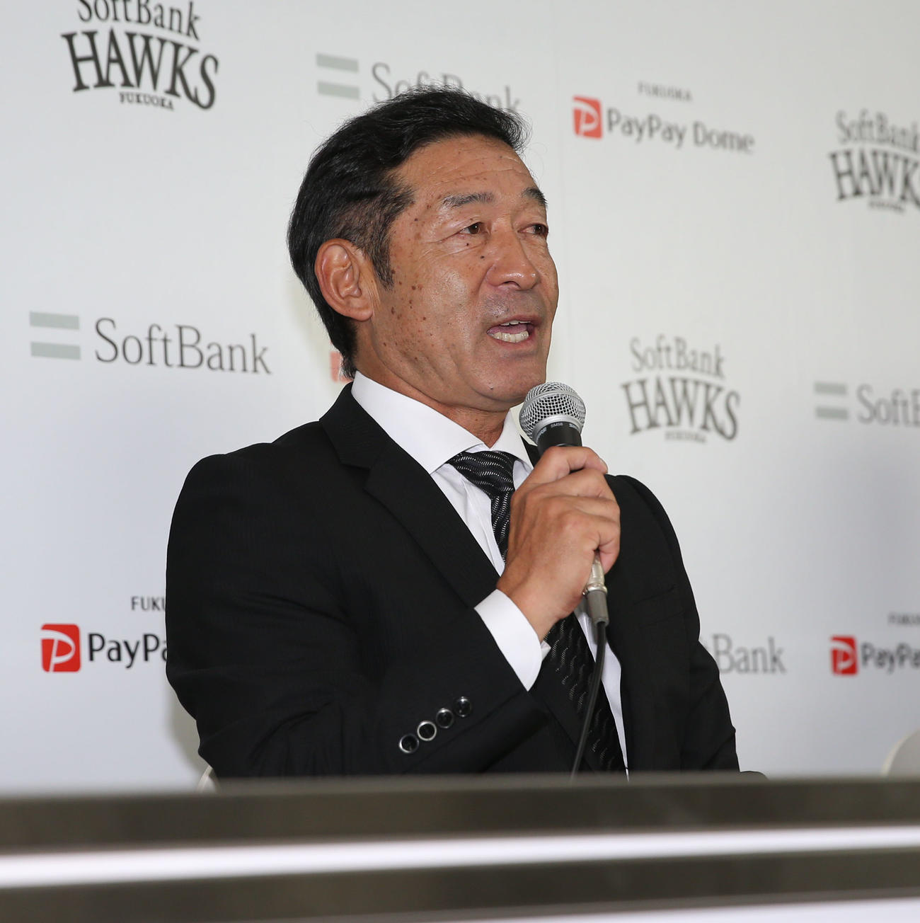 入団会見に挑む奈良原新1軍ヘッドコーチ（撮影・冨田成美）
