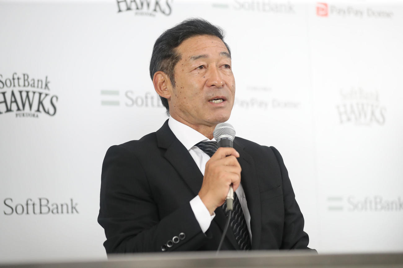 入団会見であいさつする奈良原新1軍ヘッドコーチ（撮影・冨田成美）