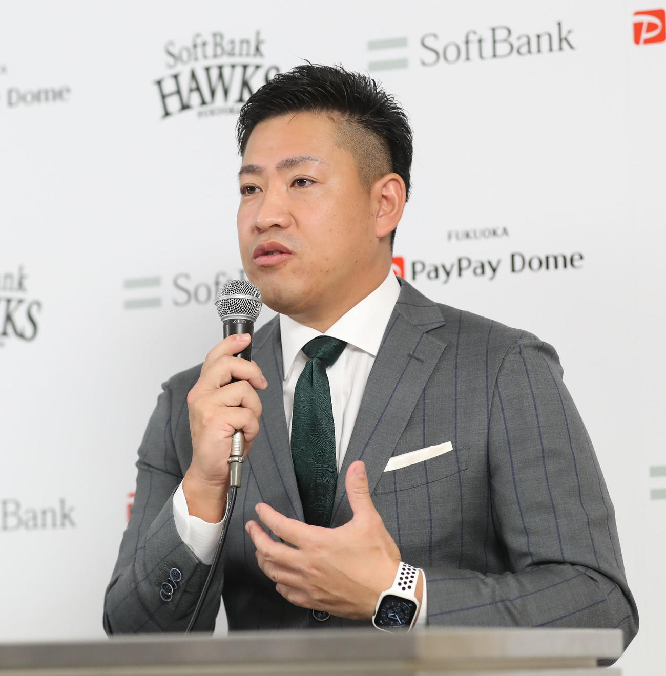 入団会見であいさつする牧田3軍ファーム投手コーチ（撮影・冨田成美）