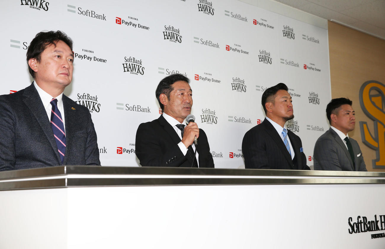 入団会見に挑む左から三笠取締役GM、奈良原1軍ヘッドコーチ、倉野1軍投手コーチ（チーフ）兼ヘッドコーディネーター、牧田3軍ファーム投手コーチ（撮影・冨田成美）