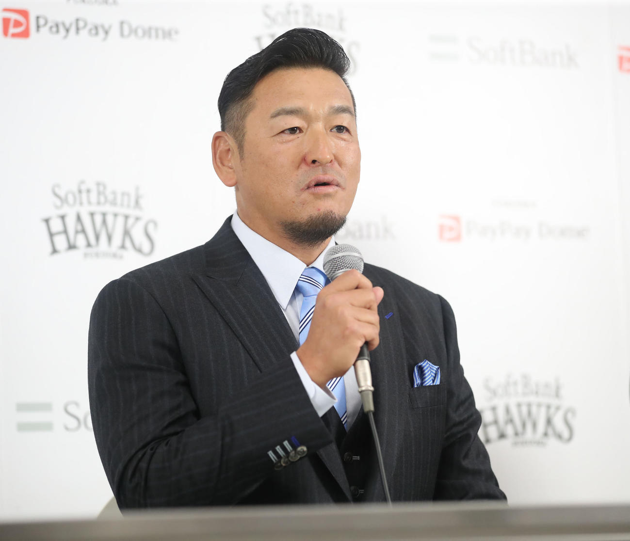 入団会見に挑む倉野信1軍投手コーチ（チーフ）兼ヘッドコーディネーター（撮影・冨田成美）