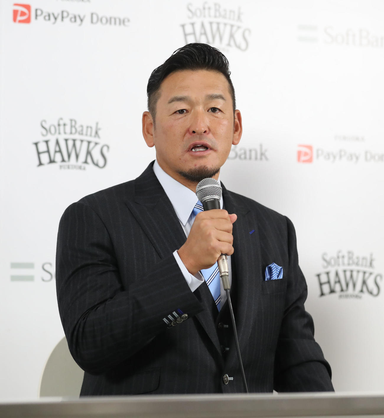 入団会見で復帰の思いを語る倉野信1軍投手コーチ（チーフ）兼ヘッドコーディネーター（撮影・冨田成美）