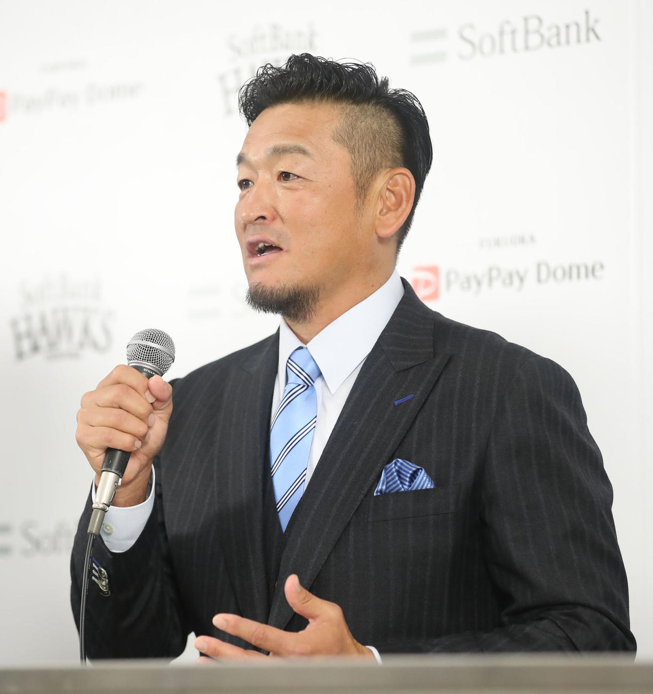 入団会見で復帰の思いを語る倉野信1軍投手コーチ（チーフ）兼ヘッドコーディネーター（撮影・冨田成美）