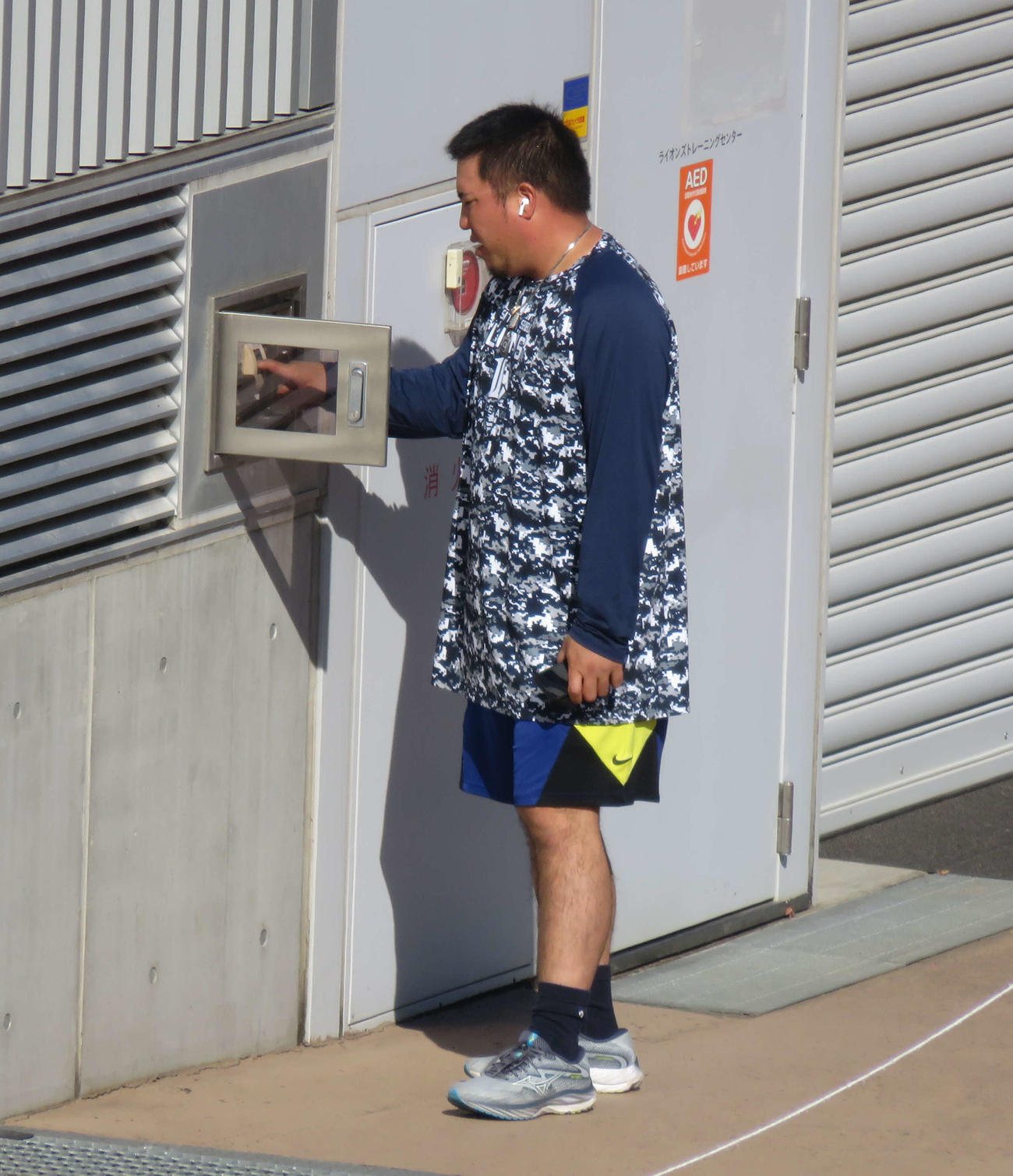 室内練習場を解錠する西武山川