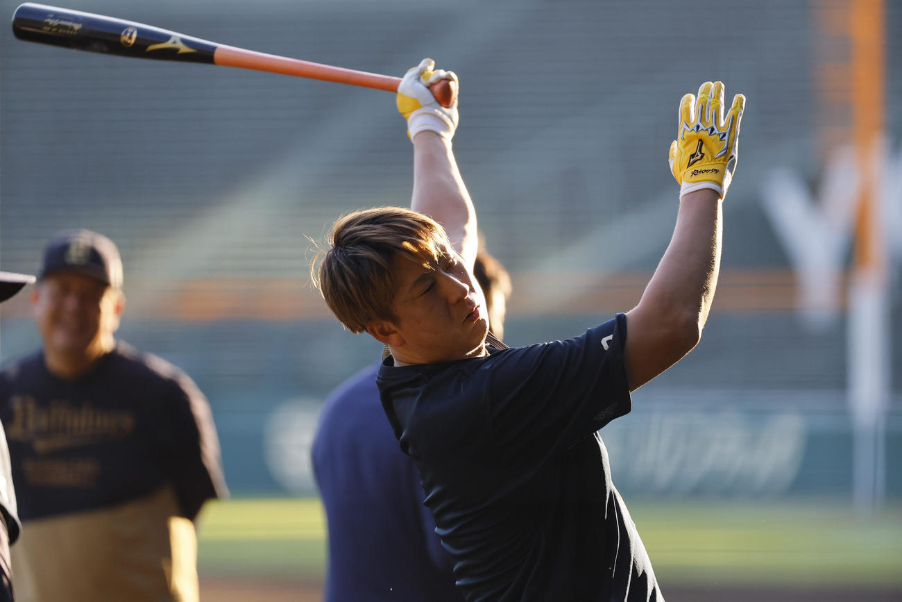阪神対オリックス　打撃練習をするオリックス杉本（撮影・藤尾明華）