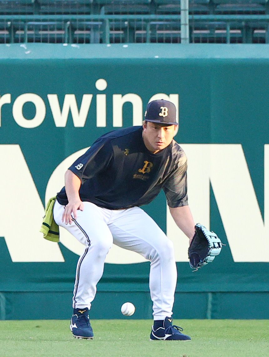 阪神対オリックス　左翼でノックを受けるオリックス杉本（撮影・上山淳一）