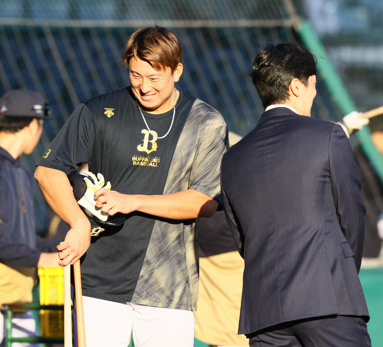 阪神対オリックス　ソフトバンク和田（右）と談笑するオリックス杉本（撮影・上山淳一）