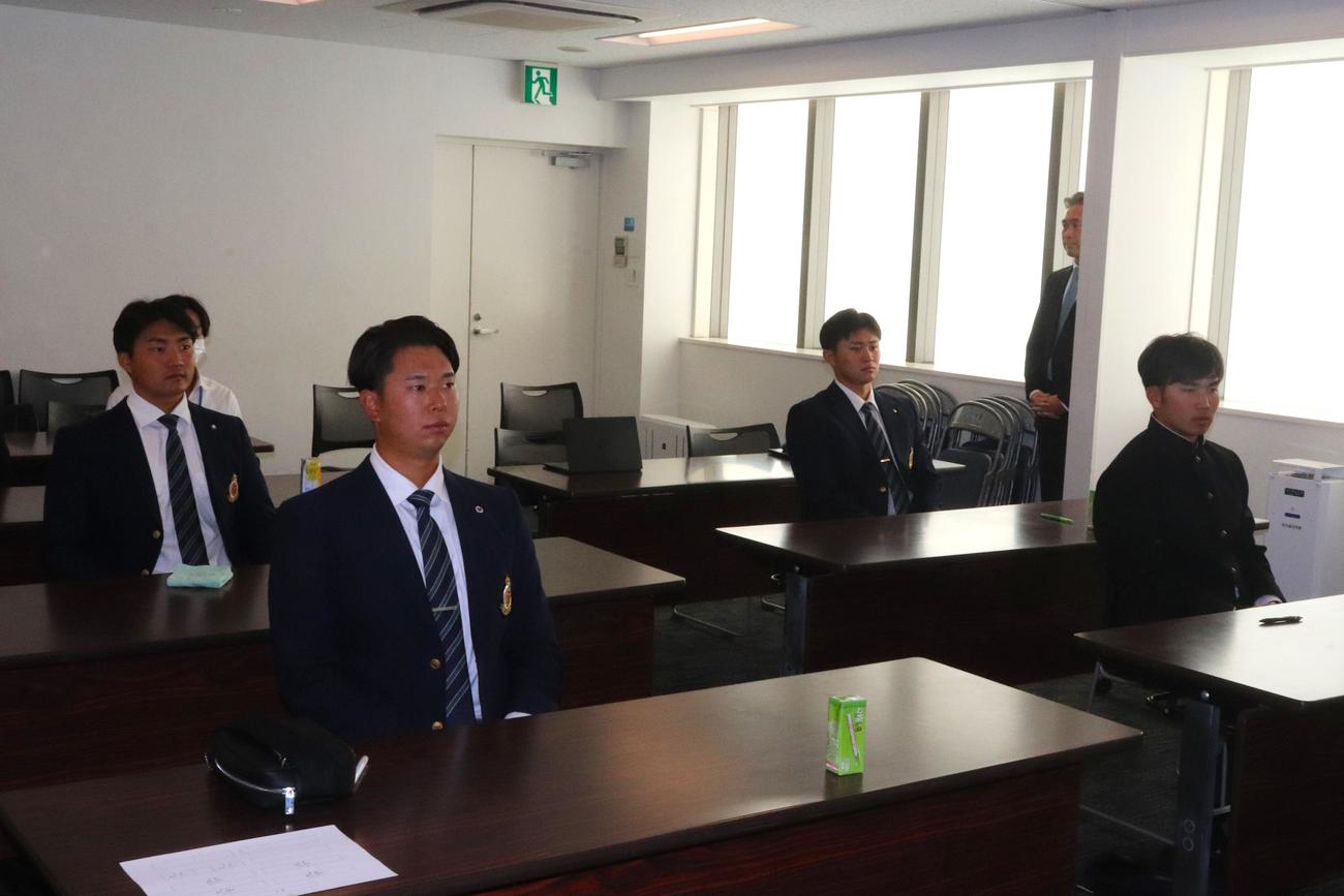 プロ野球進路選択者向け研修会に参加する後列左から村田賢一、石原勇輝、広瀬隆太、上田希由翔（撮影・保坂淑子）