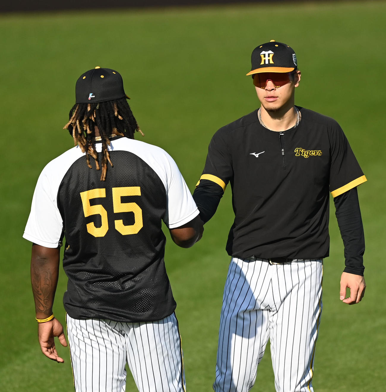 仲直りをする（左から）ミエセス、佐藤輝（撮影・石井愛子）