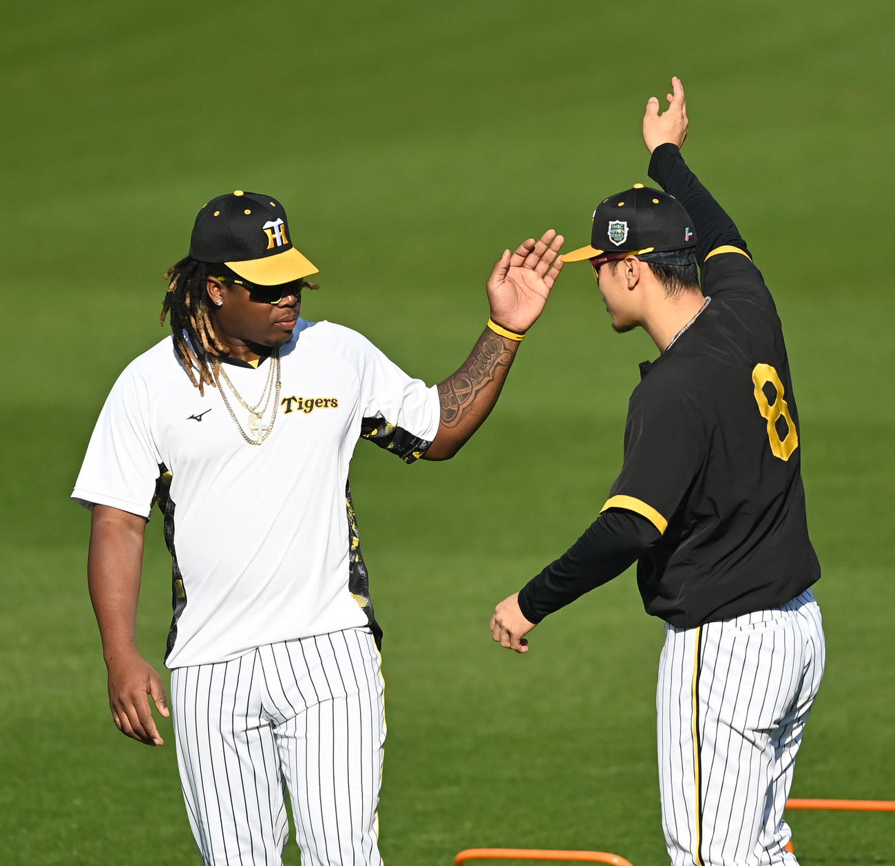 練習前にあいさつをする（左から）ミエセス、佐藤輝（撮影・石井愛子）