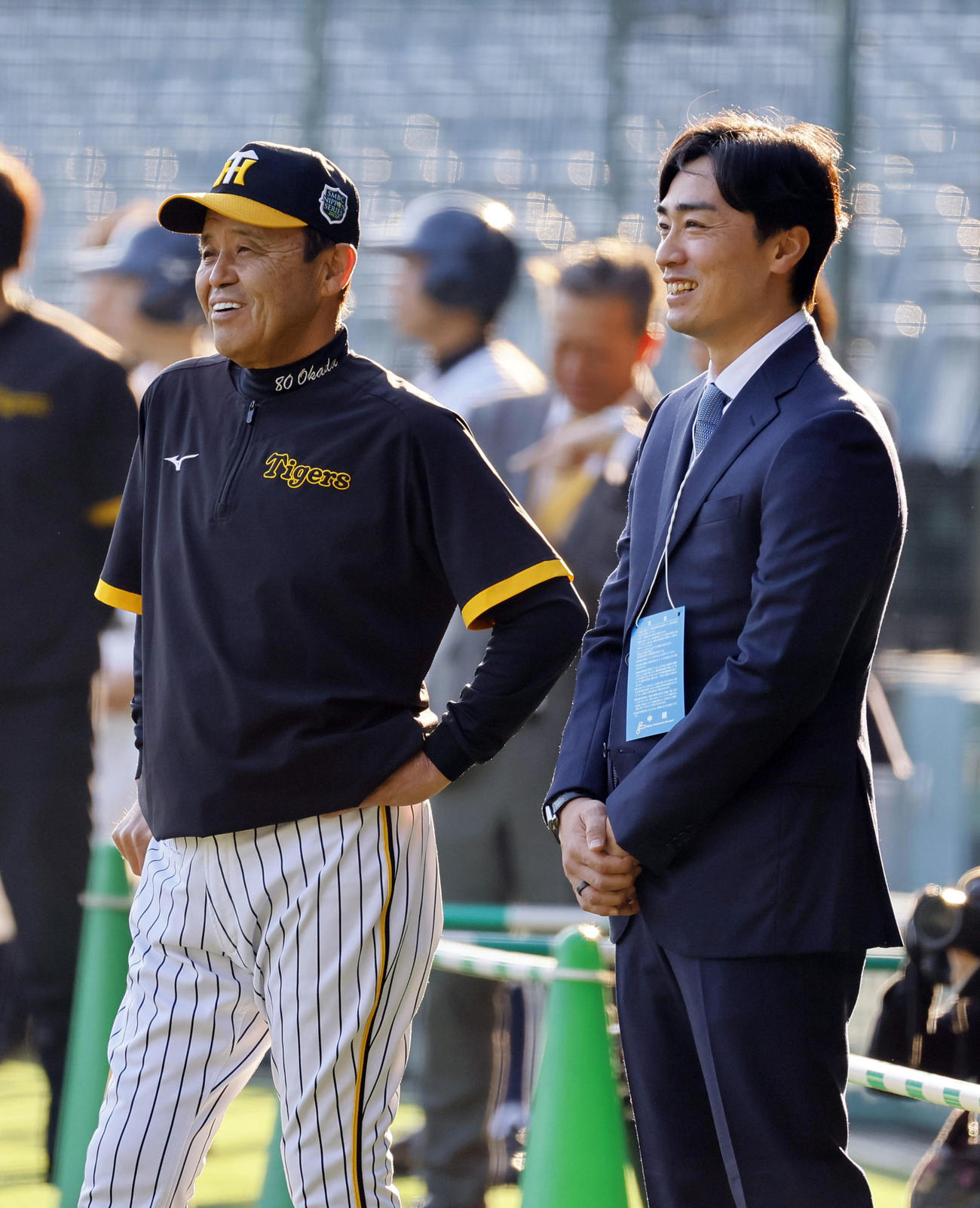 阪神対オリックス　話をする阪神岡田監督（左）とソフト和田（撮影・藤尾明華）
