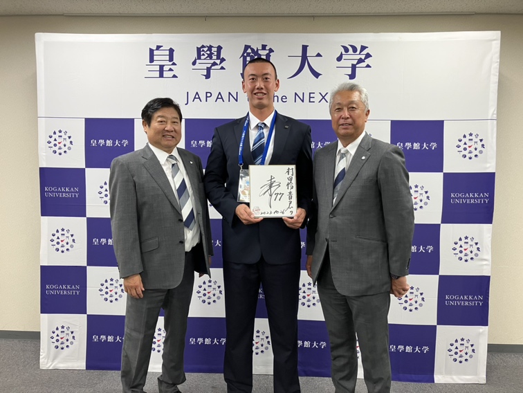 指名あいさつを受けた西武のドラフト6位、皇学館大・村田内野手（中央）。左は前田育成アマチュア担当チーフ、右は安達育成アマチュア担当（球団提供）