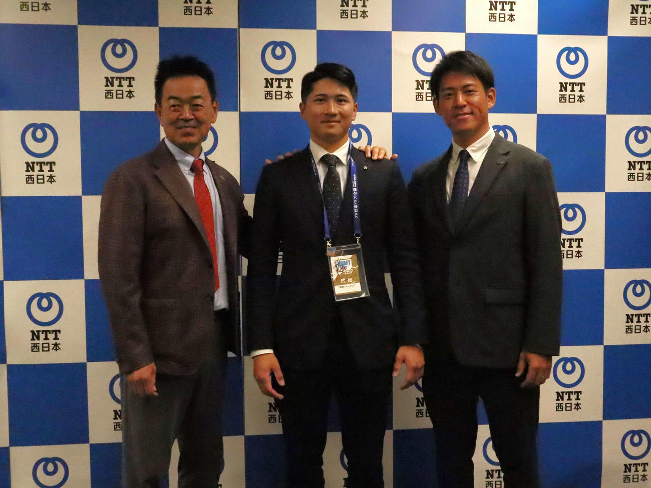記念写真に納まる巨人のドラフト4位NTT西日本・泉口友汰内野手（中央）と水野スカウト部長（左）、桜井担当スカウト（撮影・村松万里子）