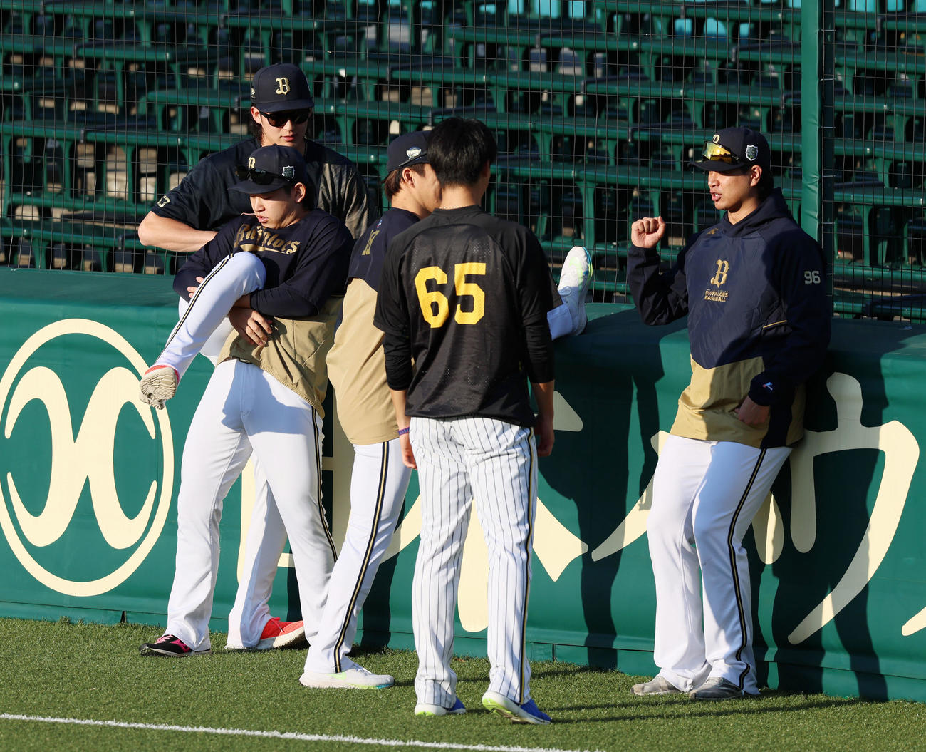 阪神対オリックス　フェンス際で宮城（左から2人目）にヒザを入れる山崎颯。右端からは宇田川、阪神湯浅、山本（撮影・加藤哉）