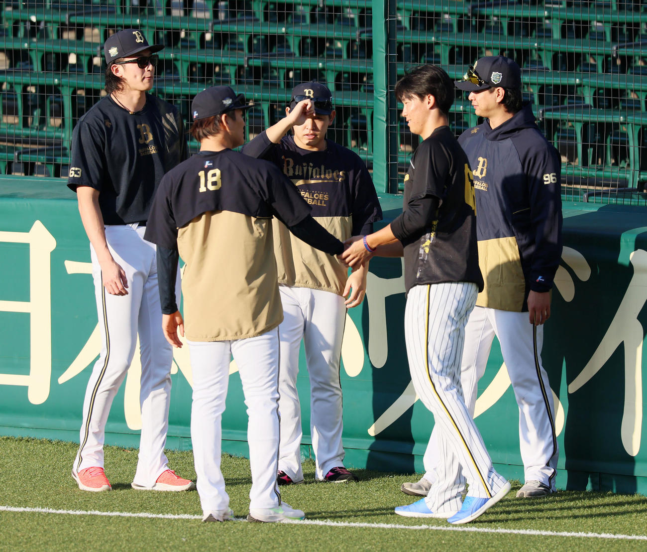 阪神対オリックス　左から山崎颯、山本、宮城、ひとりおいて宇田川（右端）らオリックス投手陣と握手する湯浅（撮影・加藤哉）
