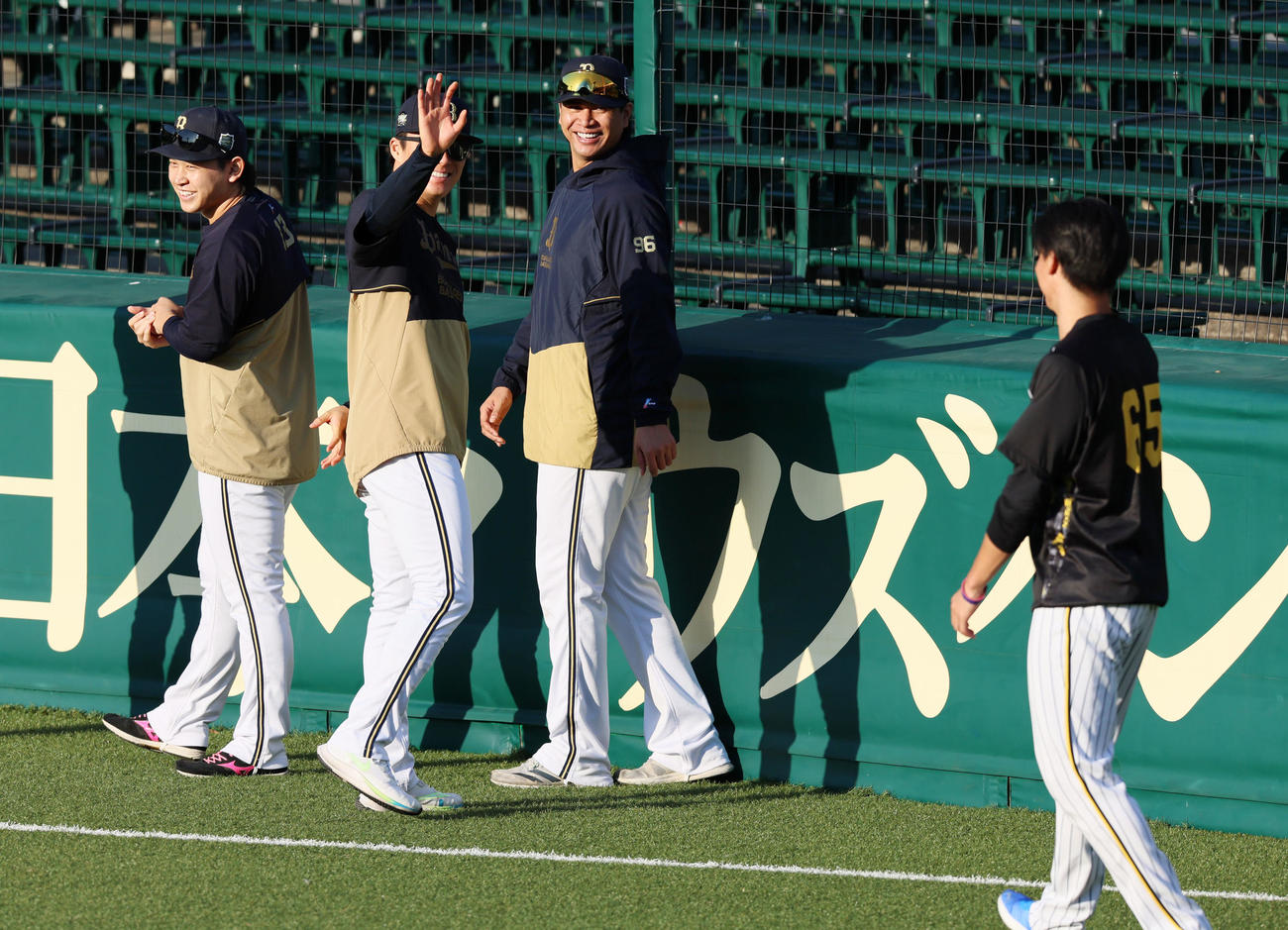 阪神対オリックス　湯浅（右）にあいさつする山本。左は宮城、右は宇田川（撮影・加藤哉）