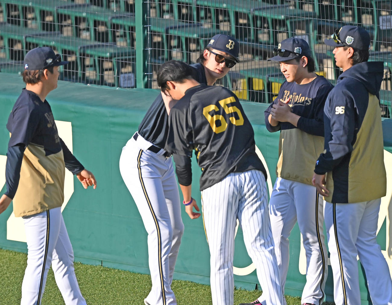 仲良く話す（左から）山本、山崎颯、湯浅、宮城、宇田川（撮影・石井愛子）