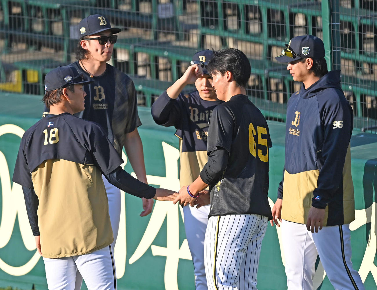 仲良く話す（左から）山本、山崎颯、宮城、湯浅、宇田川（撮影・石井愛子）