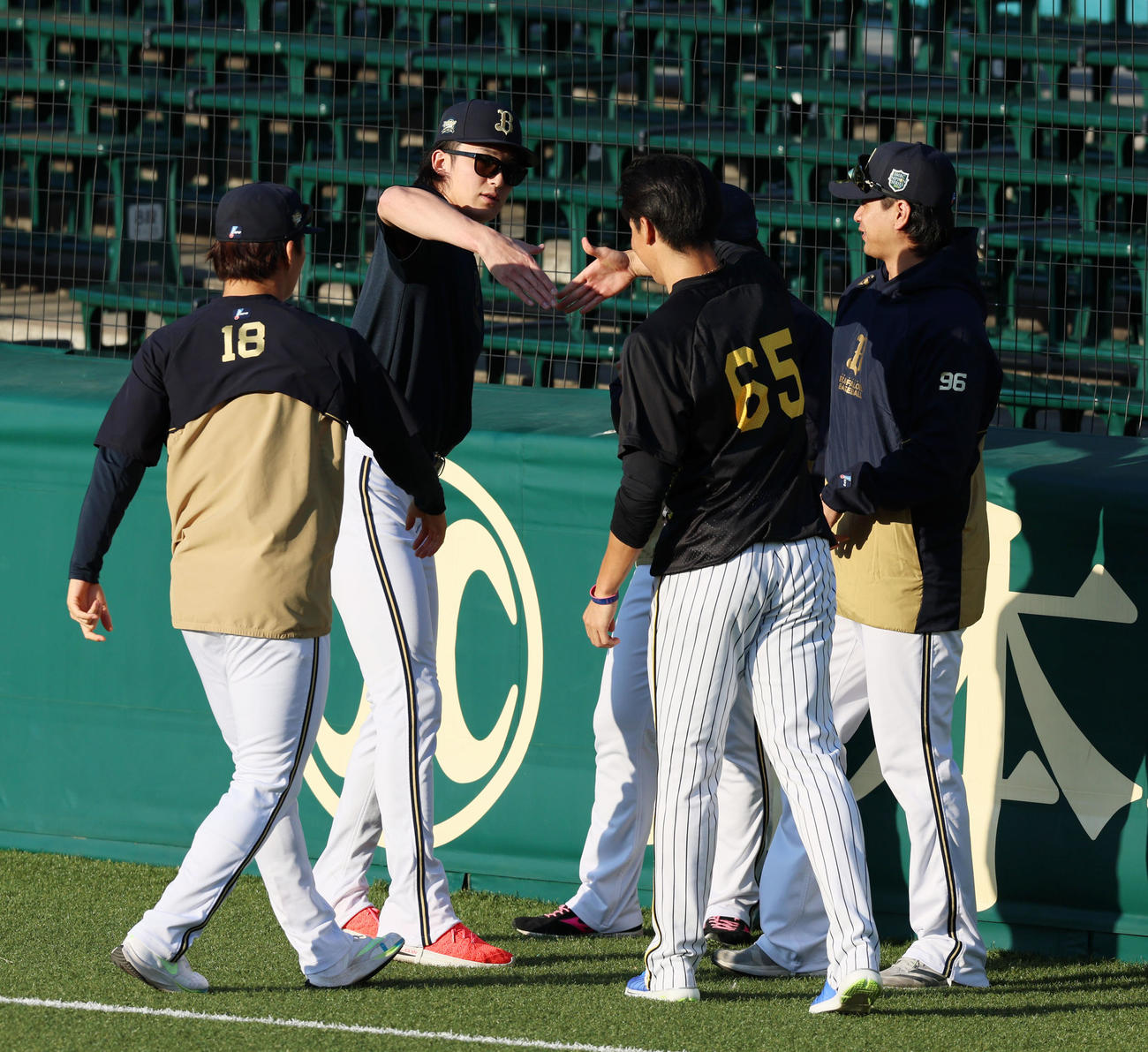 阪神対オリックス　山崎颯（左）は阪神湯浅と握手する（撮影・加藤哉）