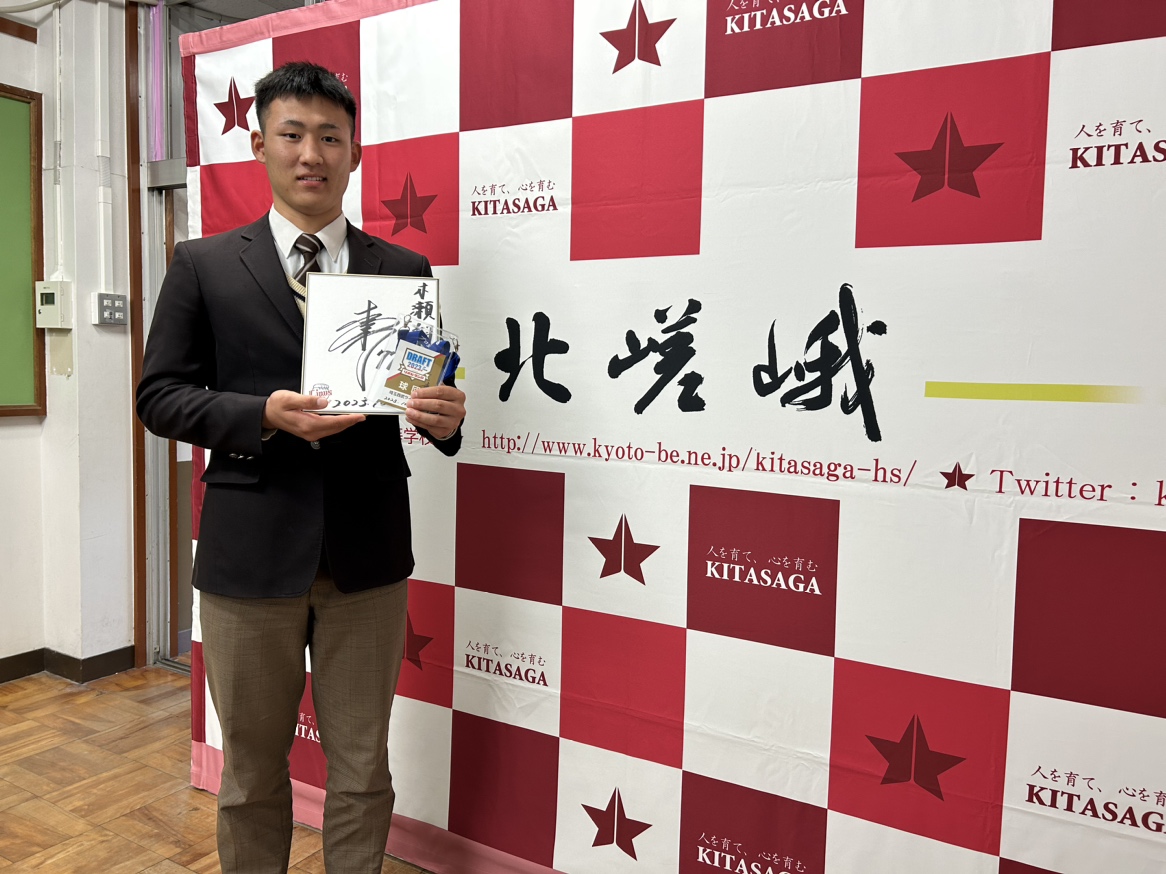 指名あいさつを受けた西武の育成ドラフト5位、北嵯峨・木瀬投手（球団提供）