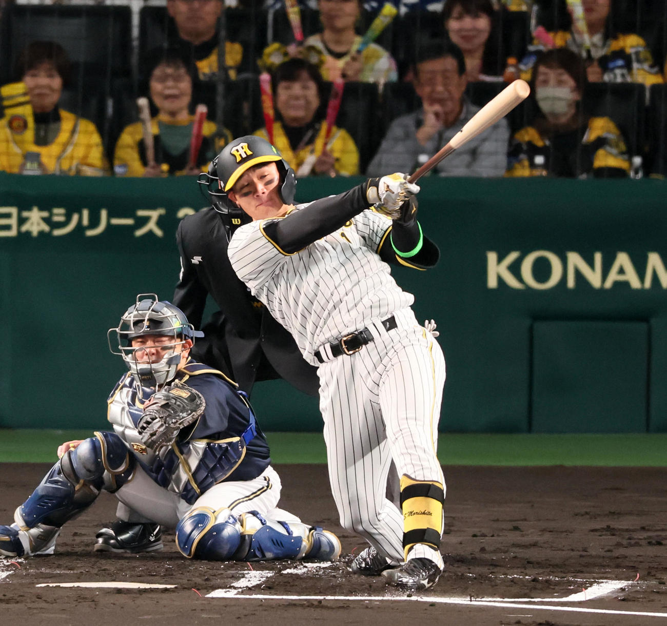 阪神対オリックス　11回裏阪神1死二塁、森下は左適時二塁打を放つ（撮影・加藤哉）