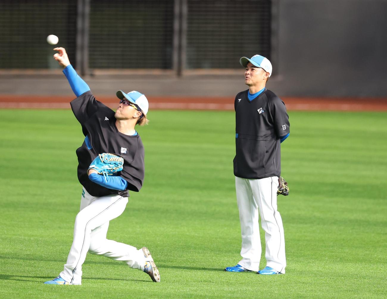 生田目とキャッチボールを見守る武田投手コーチ（撮影・黒川智章）
