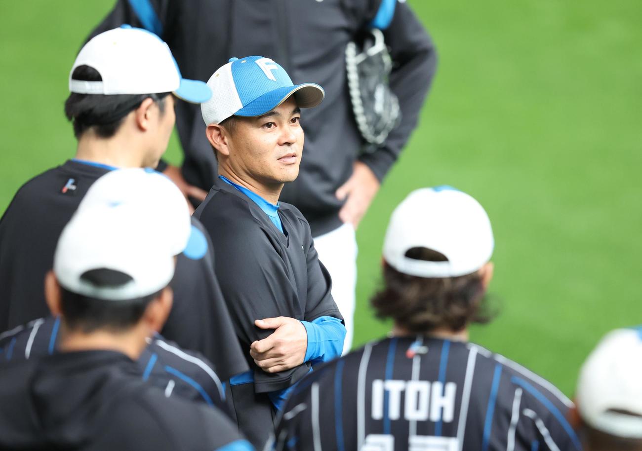 投手陣と話す武田投手コーチ（撮影・黒川智章）