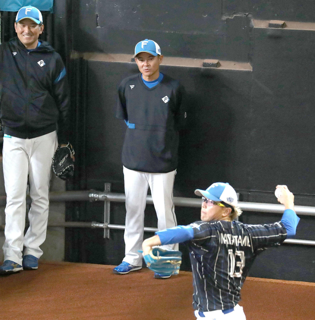 ブルペンで投球を見つめる武田投手コーチ（撮影・黒川智章）