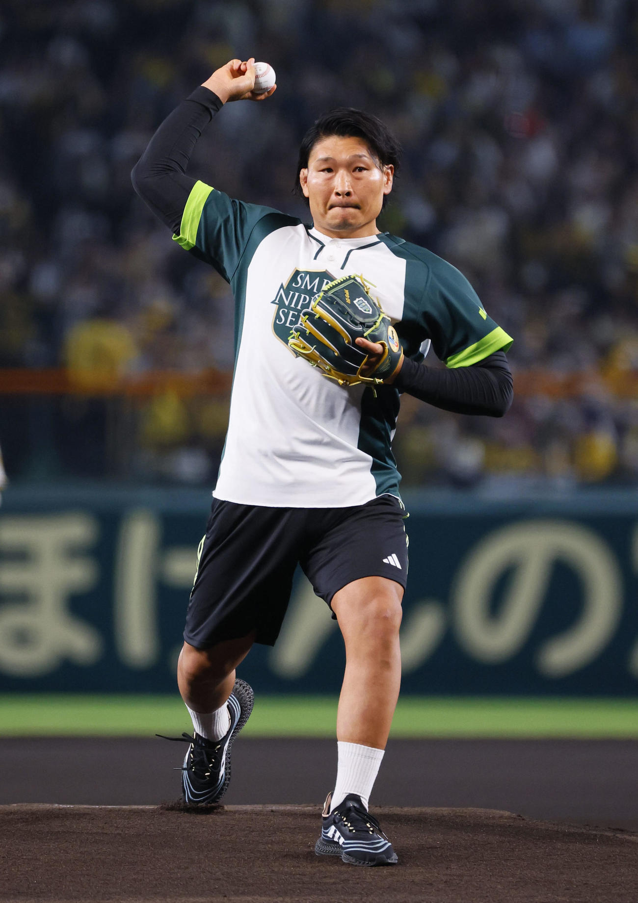 阪神対オリックス　始球式を務めるラグビー日本代表の稲垣（撮影・藤尾明華）