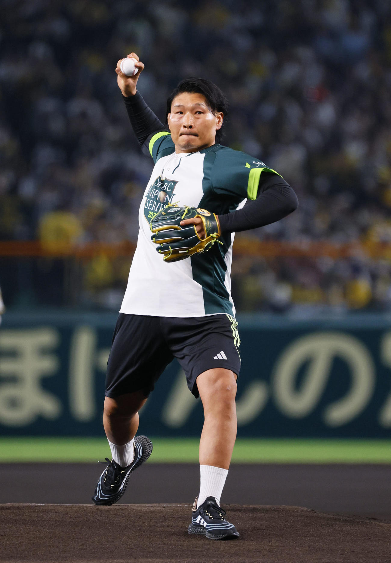 阪神対オリックス　始球式を務めるラグビー日本代表の稲垣啓太（撮影・藤尾明華）