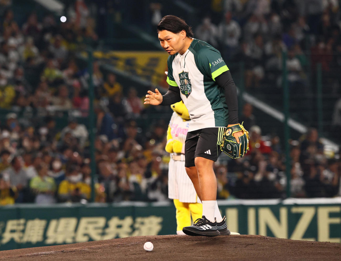 阪神対オリックス　始球式直前に球を落とし、謝るラグビー日本代表の稲垣（撮影・上山淳一）